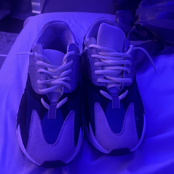 Yeezy 700 - Picture 4 of 4